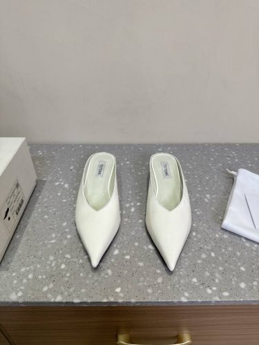 Toteme 小众潮牌 25Ss春夏新款 坡跟 尖头 穆勒半拖 进口皮高级舒适，配女神们的半身裙，不规则的弧形尖头，晚宴系列专属高跟鞋 贯穿整季Lookbook