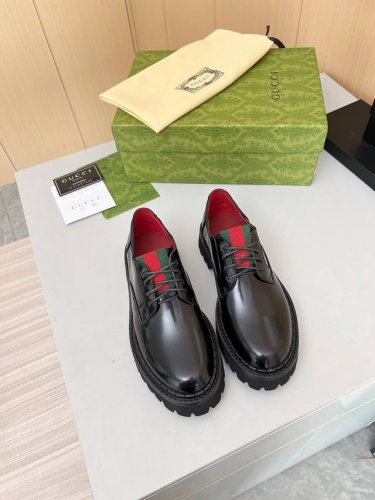 出厂价Pp： 元专柜最新古琦 Gucci 系带乐福鞋 主要搭配各种风格的潮衣都能凸显其时尚 推荐必入的一款 面料：牛皮 、开边珠 内里 垫脚：红色牛里 颜色：黑