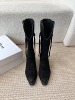 Celine 赛琳 24ss秋冬新品 复古粗跟 切尔西 尖头 铁扣长靴 高靴 骑士靴 塞琳这一季好看的款式真的是很多 比如这款军靴就很机车风 重点夸夸靴筒设计