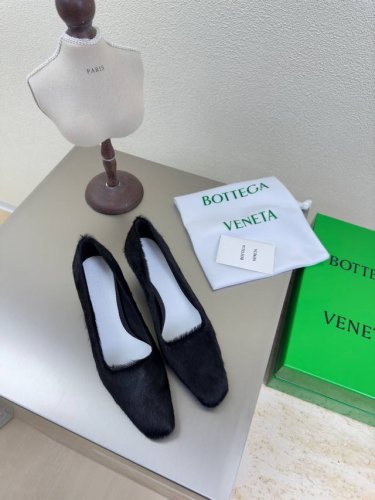 原版复刻 马毛单鞋 Bottega Venet* 跟高 4.5Cm 对标对版 五金原版一致 请对比官图 原版马毛材质 对版 一致 原版一比一做法 跟型 黑色 当