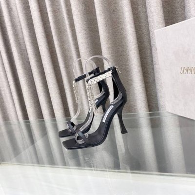 Jimmy Choo Veitysandal2025 Ss女士复古金属感凉鞋Jc.鞋面复古金属感小牛皮，在脚裸处饰有层叠水晶，是一款光彩夺目时尚款，该款式采用方