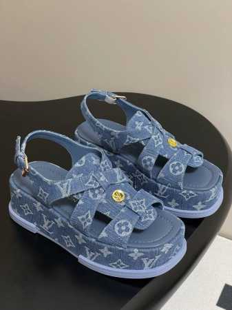 25Ss春夏新款Louis Vuiteeon Lv Maya Flatform 凉鞋防水台厚底凉鞋 本款 Maya Flatform凉鞋选用光滑牛皮革、丹宁牛仔 - 点击图像关闭