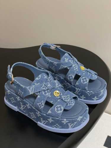 25Ss春夏新款Louis Vuiteeon Lv Maya Flatform 凉鞋防水台厚底凉鞋 本款 Maya Flatform凉鞋选用光滑牛皮革、丹宁牛仔