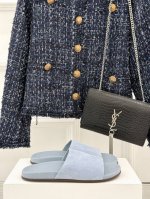 the Row25S春夏新品 夹脚懒人拖鞋 极简主义的设计风格 日常随心搭配都无敌好看 上脚也是很时尚软糯糯的 夏日旅行必备神器 鞋面采用原版定制材质 内里采用