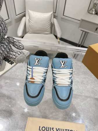 工厂价： 2024 最新颜色 最新出炉 原版开发 品质出货 欢迎对比 LV板鞋系列 LV Trainer Maxi运动鞋将成衣系列的宽松廓形引入VirgilAb - 点击图像关闭