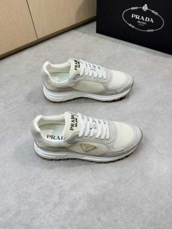 prada 普拉达 -高端品质 原单休闲运动鞋 -鞋面：反绒小牛皮、品牌高丝光帆布、鞋身车缝品牌金属扣件、鞋舌注塑品牌Logo -内里：水染牛皮 -大底：超轻T - 点击图像关闭