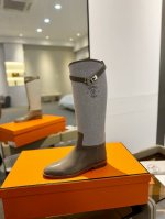 价格： Hermes 高级辣妹kelly Jumping骑士靴顶级牛品匠心好货经典再现拒绝不了的款式谁穿都好看 优雅风格，创造不一样的感觉！它是你鞋柜里不可缺少