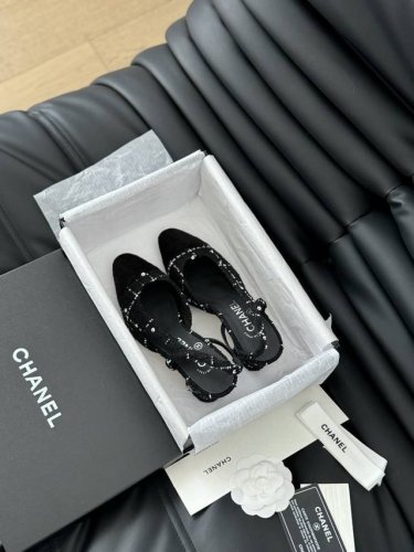 Chanel 经典Slingback后空凉鞋 前几年一直在做这个款 今年我们还是重新购版，再次精细Copy。 发现新版面的鞋面线条和形体舒适度都做了微调！ 这个