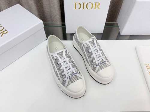 D家~Dior迪奥2024新款厚底刺绣布鞋，顶级进口电脑针车刺绣面料！鞋底使用最高版本TPU材料，不像市面上那些橡胶以差充好，边沿流畅自然，鞋底车线均匀，细致，