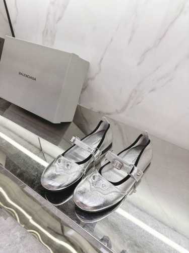 balenciag*2025春夏新款玛丽珍皮鞋 夏天穿什么拖鞋好呢给大家推荐一款好看又时髦的玛丽珍百搭休闲，主打一个舒服闭眼入Z :1订制牛皮面料，羊皮内里，意