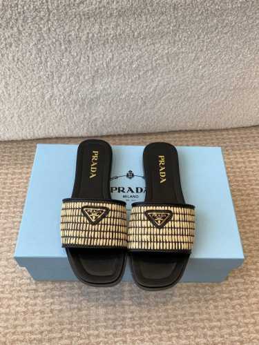 P350Prada 25Ss 新款春夏 普拉达编制拖鞋 现代风格的线条和原始的建筑体量定义了这些具有复杂魅力 Prada三角形的标志性几何形状为鞋跟设计带来灵感