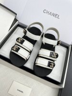飞机盒10 Chanel 小香2025Ss春夏最新走秀款双C钻扣魔术贴凉鞋 轻奢而不累脚、上脚可随意搭配春夏的服饰、更加彰显质感和品味、简约中带奢华的外观、哪怕