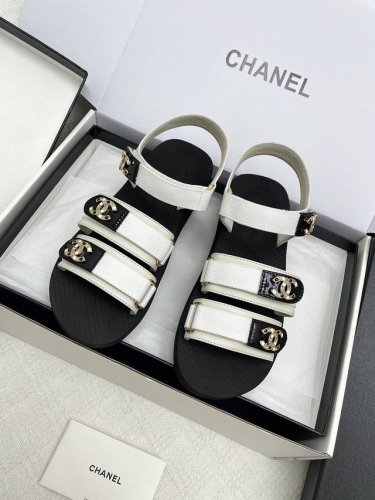 飞机盒10 Chanel 小香2025Ss春夏最新走秀款双C钻扣魔术贴凉鞋 轻奢而不累脚、上脚可随意搭配春夏的服饰、更加彰显质感和品味、简约中带奢华的外观、哪怕
