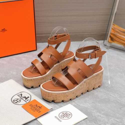 2024爱马仕将经典延续 Hermès 木纹坡跟松糕底H凉鞋爱马仕的坡跟凉鞋是我见过最简约最耐看最有气质的！！！任何风格都能hold住，6cm坡跟高度轻松驾驭，