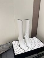 Alexander Wang 亚力山大.王 秋冬 新品纽约时装周字母高跟长靴 ins风新款推出 这款继续延续了大王的经典简洁风 讲究线条的设计理念 非常的适合冬