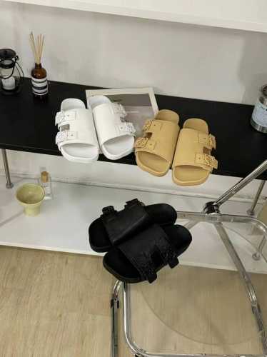 LOEWE罗意威 最新王炸爆款情侣款罗马拖鞋系列 巴黎时装周走秀款设计大胆奢华，时尚工艺与品牌融合创造出一款完美艺术单品 ，鞋子很轻便，逛街暴走零压力，配裙子裤