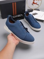 杰尼亚Zegna低帮系列新品上市，精选奢华皮革诠释独特质感，标志性三重交叉松紧展露设计感，为经典鞋款带来鲜明风格辨识，轻便结构卸去压力，步伐流转间，彰显自在姿态