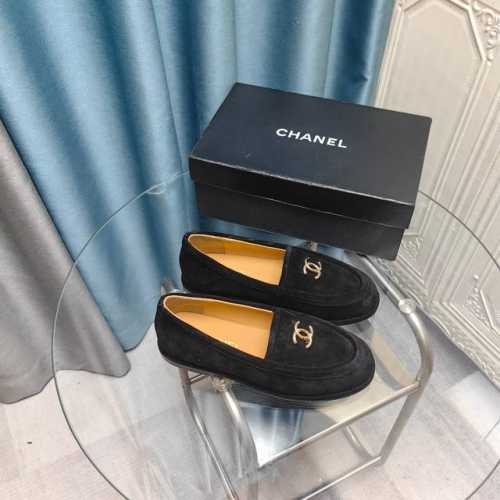 Chanel 24K秋冬新款乐福鞋 新款双C经典 上脚很舒服诶 美拉德棕色还是很适合秋冬的～ 鞋面麂皮 牛皮 内里羊皮 真皮大底 Size:35-39 其他码数