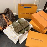 出厂 Lv 情侣款 专柜主打最新款压花拖鞋硬货上新 代购级别！高级感十足！国内外博主刷爆的一款，复古又时髦 上脚美炸了！官网主推款 鞋面：高定制丝光布压花 内里