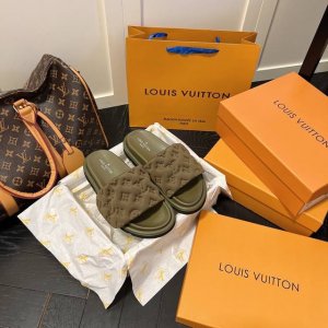 出厂 Lv 情侣款 专柜主打最新款压花拖鞋硬货上新 代购级别！高级感十足！国内外博主刷爆的一款，复古又时髦 上脚美炸了！官网主推款 鞋面：高定制丝光布压花 内里