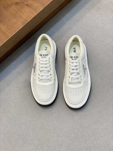Prad* 普拉达 24春夏新品男士高端运动鞋，这款运动鞋时尚百搭，简洁现代，融合运动风格和精致细节。选用皮革材质打造，搭配橡胶鞋底，鞋舌压印字母徽标，简约时尚