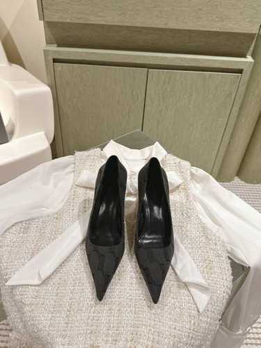 升级版 巴黎世家 Balenca*A 新款五金钻扣单鞋系列！这款鞋型是淑女尖头单鞋上脚美爆又百搭 Ins爆款 原版购入开模，定制鞋面原版印花布，所有的材质与工艺