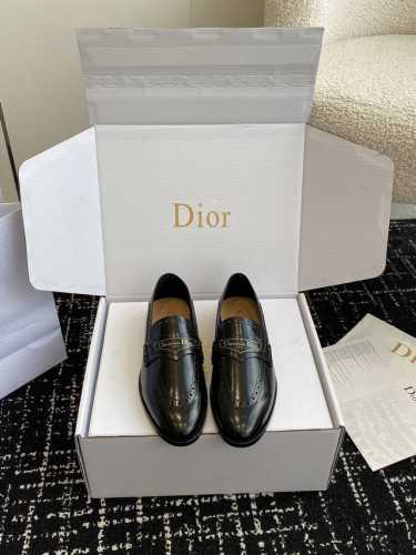 代购级 官网同步盒包装 Dior 24ss 秋冬全新上线平跟全皮 乐福鞋 Dior Boy 穆勒鞋是二零二四冬季成衣系列新品，融入 Dior 非凡的精湛工艺，重