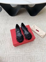 出厂 早春Vt新款V扣 玛丽珍蝴蝶结单鞋 无与伦比质量做工不用再描述咱家出的永远都是精品，一直在被模仿从未被超越过 面料采用真丝布料 内里羊皮垫脚羊皮 跟高1C