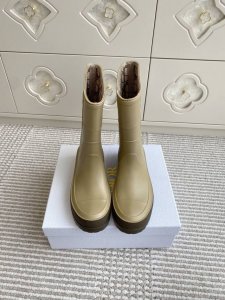 dior 迪奥Diorunion 厚底雨靴防水短靴 顶级品质 这款 Diorunion 雨靴以 Dior 的经典高订标识重新诠释。米色橡胶鞋面饰以 L‘Unio