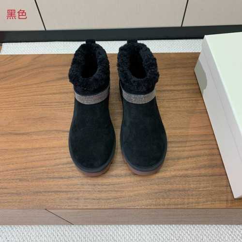 Brunell* Cucinell* 雪地靴。鞋面采用进口牛绒，牛皮。羊毛内里，上脚超舒适。 码数：35-41 40、41定制不退换 批：牛绒 。牛皮