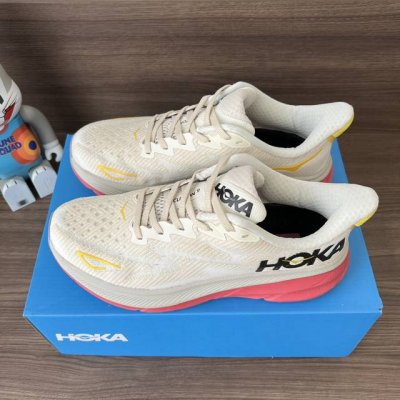 顶级Hoka One One Clifton 9 香槟白红 克里夫顿系列 鞋面:采用轻盈透气的针织网面和纱线，增强鞋面的强度和支撑性能 搭配柔软的鞋舌 让双脚在