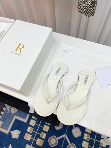 高品质出厂 The Row2025新款小众设计法式夹脚拖鞋女，真皮这双简直就是年度梦中情鞋 年度必入高级感从里到外散发了 无论是日常居家还是闲逛街头，这款夹趾人