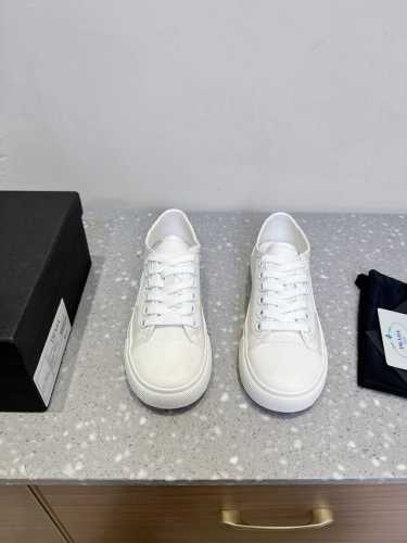 prada 普拉达 25Ss春夏新款 圆头 帆布鞋 科技帆布最新黑科技 相隔几年prada又给我们带来好看的饼干鞋了 时髦精绝对不能错过的必入款 没有任何繁杂装