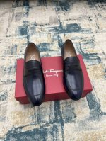 ferragam～ 码数：38-45 F家官网同步新品男士正装皮鞋，完美做工，顶级复刻，采用进口意大利小牛皮设计，古法手工改色搭配原版五金扣饰，牛皮内里 垫脚，