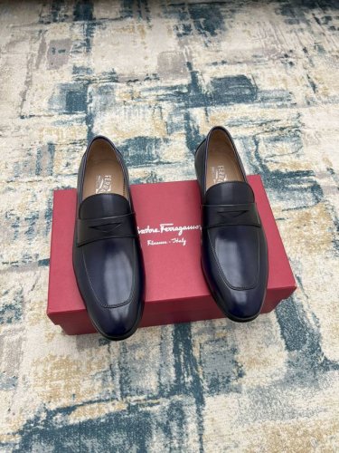 ferragam～ 码数：38-45 F家官网同步新品男士正装皮鞋，完美做工，顶级复刻，采用进口意大利小牛皮设计，古法手工改色搭配原版五金扣饰，牛皮内里 垫脚，