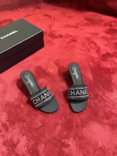 厂价 P330 Chane*｜小香经典水钻字母拖鞋 这大概就是传说中公主的水晶鞋吧 经典与艺术感兼具 日常出街造型随你凹 特点就是烫钻Bingbing满钻特别闪