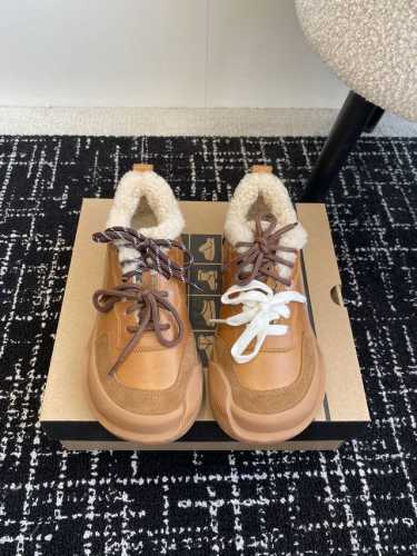 代购级 UGG.皮毛一体雪休闲鞋 看多了经典款 需要一些点缀 今年特别爱毛线编织 成为寒冬流行穿搭的主流趋势 漫长的冬日还有什么比舒适度保暖更渴求呢 Size：