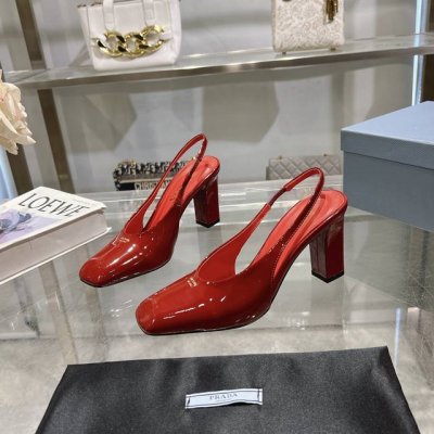 工厂p价p ，25年新款上市走秀明星新品时尚潮流 prada 普拉达 方头高跟方跟粗跟凉鞋后空单鞋。鞋面采用进口牛漆皮，内里垫脚为进口羊皮，意大利注塑真皮大底。
