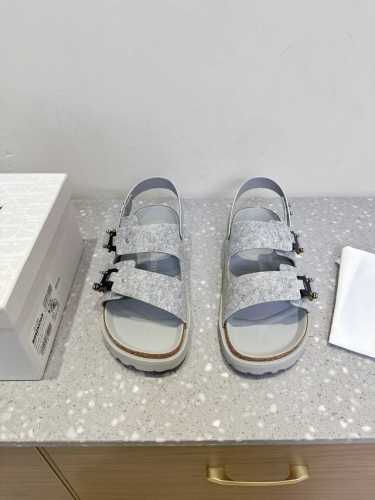 Dior X Birkenstock 联名款 Milcno凉拖鞋 鞋底上半部分是Dior的纹路 下半部分是勃肯的纹路 下面牛翻毛皮和羊毛纤维 体现联名背后的精湛