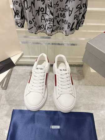情侣款 Prada普拉达 春夏最新 三角标 小白鞋休闲运动鞋 原版购入开发 做货 这款皮革运动鞋时尚简洁，展现p极简风格和运动个性的充分融合。 搭配经典的棉质鞋 - 点击图像关闭