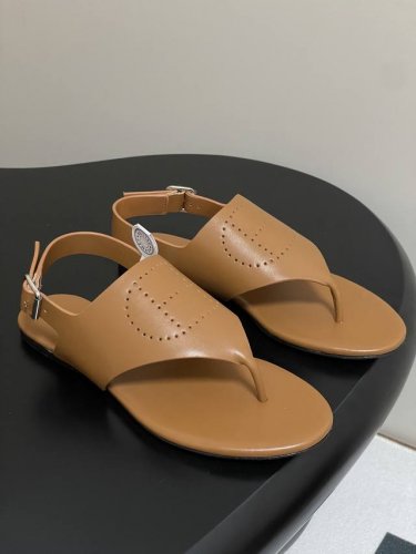 顶级品质 Hermes 爱马仕 H字母激光夹脚人字拖鞋平底凉拖鞋 简约的设计 极具辨识度的H压花 还是第一款，上脚包裹感更强，走路更跟脚 上脚超级百搭好看时髦