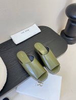 the Row25春夏新款简易圆头拖鞋！来自美国的年轻品牌，这不用多说，是近两年最火之一的品牌，春夏的季节就要到了 拖鞋我感觉即将要爆火！时尚百搭夏天必入 鞋面