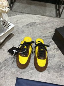 Prada 普拉达春夏秀款薄底德训鞋半拖女 25ss秀款出境率最高的单品 鞋面麂皮有肌理感，内里羊皮包裹，软软糯糯的 鞋垫加厚小羊皮，踩上去无比舒适，有支撑感，