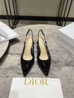 迪奥Dior 早春新款 尖头慕勒拖女拖鞋 明星同宽CD字母logo高跟凉鞋 市面顶级高端版本 材质：鞋面采用进口混种羊皮+水染羊皮内里 垫脚意大利真皮大底 跟高