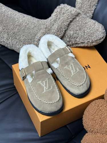 顶级品质 Lv fw 24 new arrival～ 1v24秋冬可爱毛毛鞋，勃肯鞋型体，玛丽珍T待设计；把时髦想要的元素融为一体！ 鞋面用皮条纯手工缝制，彰显