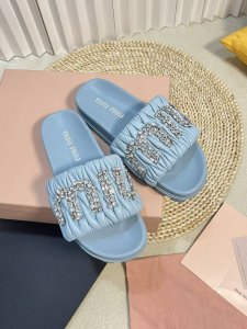 Miumiu 缪缪新款 钻扣拖鞋 高品质闭眼入 采用羊皮 真丝鞋面 人工缝线褶皱 弹力皮垫脚更加柔软舒服 施华洛世奇水钻扣 巨闪 原版高密度发泡大底 size: