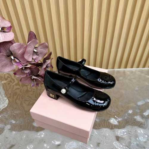 顶级品质 Miu Miu2025夏季新款火爆款玛丽珍粗跟单鞋 全新超美链条装饰搭配 时尚淑女气质十足 双色拼接 又不乏美艳色彩外侧附带弹力象巾 上脚非常方便鞋面