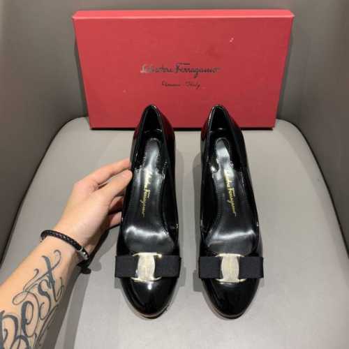 橙子出厂价 Ferragamo 菲拉格慕 蝴蝶结圆头漆皮粗跟单鞋 浅口高跟女鞋 码数：34-42