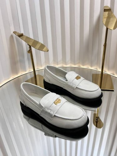 独家新品Miu Mi* 25 新款做旧钱币乐福鞋 今年Miu简直是火爆了 经典的乐福鞋 百搭时髦 复古做旧的款式 今年超火 拉腿型拉身高 专柜新款厚底加持 轻松