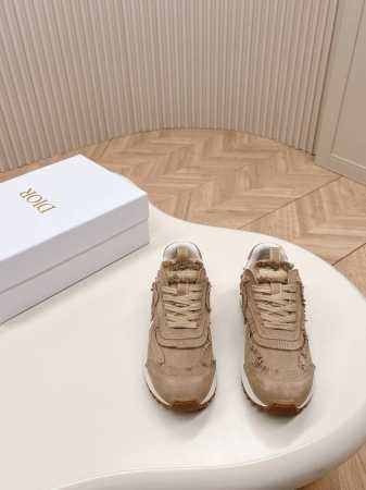 冲量价: C'est Dior 迪奥 24早春新款全新休闲运动鞋‘以绒面牛皮革和网眼织物制作，轻盈透气。侧边的CD字母非常有Dior辩识度，运动风设计融合流苏细 - 点击图像关闭